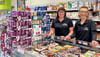 Die Leiterin von Edeka Döring Diana Töpfer (l.) und ihre Stellvertreterin Yvette Reißner haben ordentlich für die Besucher vorgesorgt.  