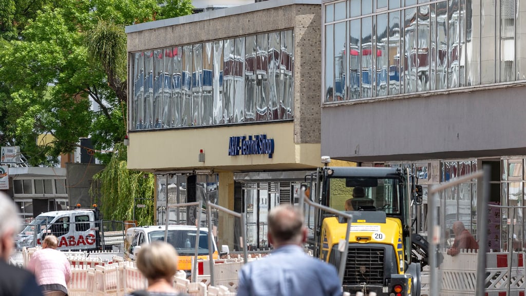 Auch vorm einstigen Stadtcafé in Halberstadt laufen die Bauarbeiten zur Umgestaltung des Breiten Wegs.