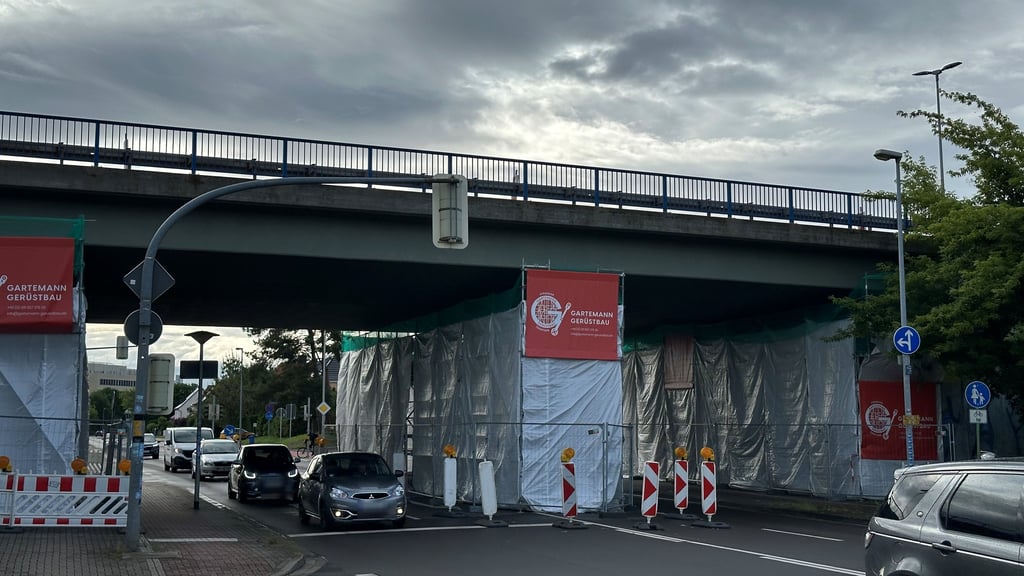 Da braut sich was zusammen: Dunkle Wolken zogen am Freitagmorgen, 6. Juni 2025, über der Ringbrücke an der Brenneckestraße auf. Drunter wurde die Baustelle für die Tiefenprüfung eingerichtet.