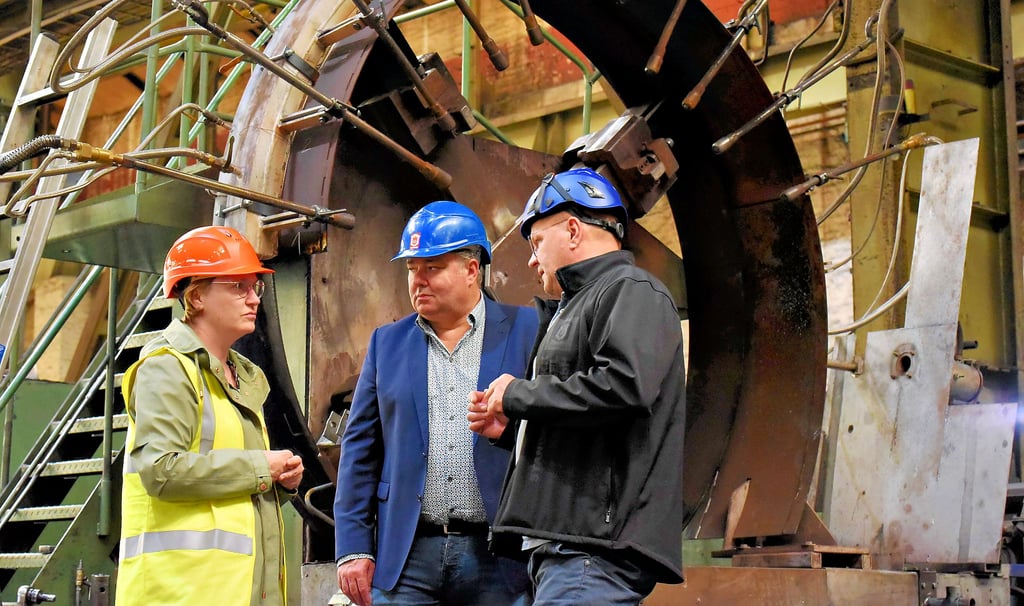 An einer Maschine zur Herstellung von Wellrohren erklären Christian Coort (Mi.) und Frank Lennicke (re.) Stefanie Pötzsch (li.) die Produktion bei VKK in Köthen.