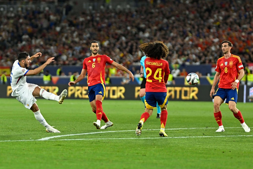 Rayan Cherki trifft bei seinem Nationalmannschaftsdebüt sehenswert gegen Spanien.