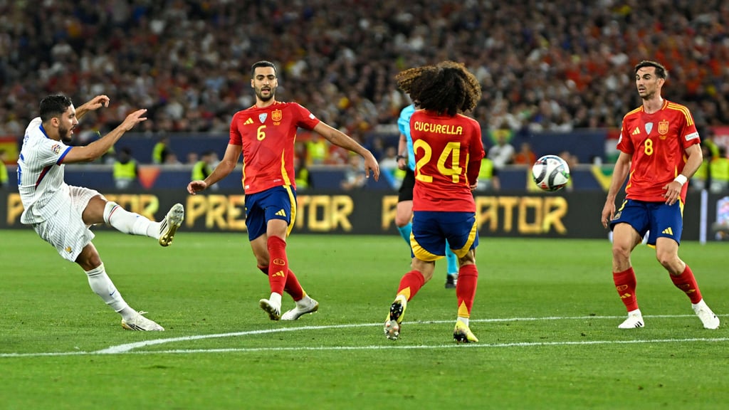 Rayan Cherki trifft bei seinem Nationalmannschaftsdebüt sehenswert gegen Spanien.