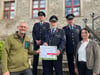 Thomas Höfke (links) und Marion Herbst übergeben den symbolischen Scheck an Wehrleiter Harald Beckmann (Mitte) in Begleitung von Hinrich Löhr (2.v.l.) und Henning Diedrich.
