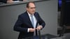 Die Grünen warfen Bundesinnenminister Alexander Dobrindt (CSU) in der Debatte vor, er imitiere mit seiner Betonung der Probleme der „illegalen Migration“ die AfD.
