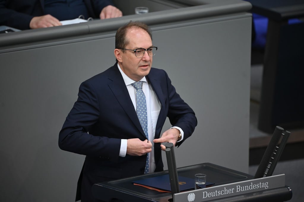 Die Grünen warfen Bundesinnenminister Alexander Dobrindt (CSU) in der Debatte vor, er imitiere mit seiner Betonung der Probleme der „illegalen Migration“ die AfD.