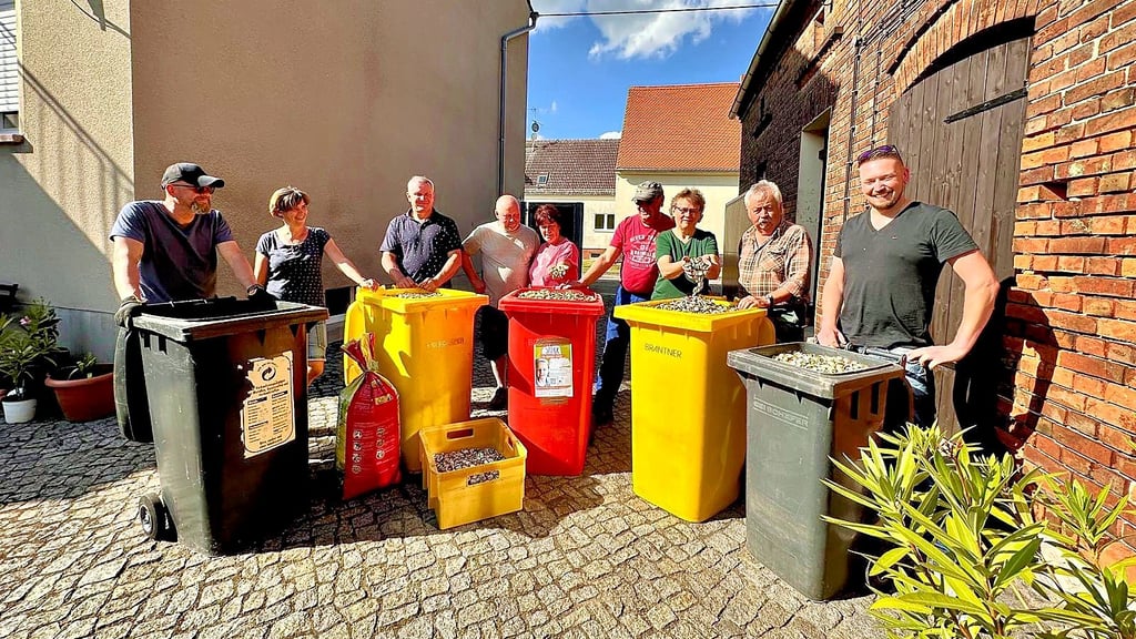 Kronkorken-Spenden-Aktion in Ruhlsdorf. Matthias und Patritzia Heisgen, Thomas Bannert, Dirk und Kathleen Knobel, Dirk und Birgit Kehling sowie Jörg Michael Höhne (v.l.) überreichen  Thomas Weiß  (r.) fünf Tonnen Kronkorken. Mit den Korken wird das  Kinderhospiz Tambach-Dietharz unterstützt. 