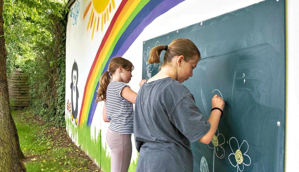 Julia (l. neun Jahre) und Mia (zehn Jahre) lernen an der Grundschule Meinsdorf und malen auch in der Freizeit auf dem Spielplatz Mozartstraße Roßlau.