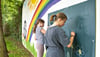 Julia (l. neun Jahre) und Mia (zehn Jahre) lernen an der Grundschule  Meinsdorf und malen  auch in der Freizeit auf dem Spielplatz Mozartstraße Roßlau.  