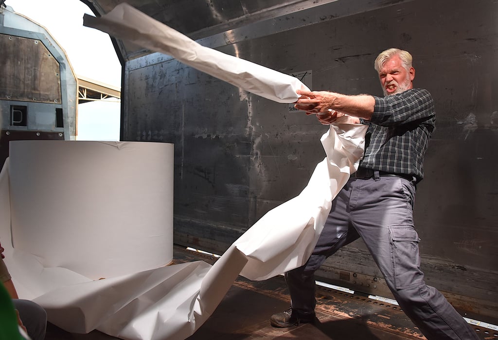 Schauspieler Richard Gonlag führt anschaulich vor, wie anstrengend die Arbeit auf einem Schiff sein kann.