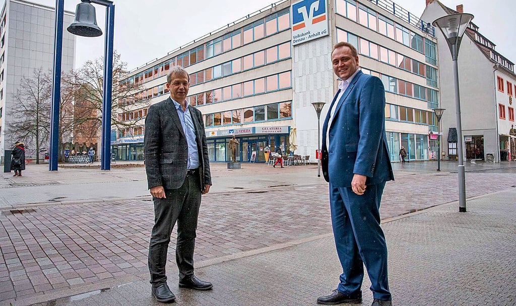 Die beiden Vorstände der Volksbank Dessau-Anhalt, Ralf Butzke und Steffen Schneider, vor der Hauptfiliale im Dessauer Zentrum.