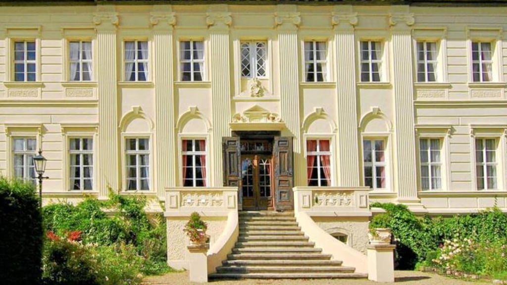 Im Sommersaal des Schloss Dretzel gibt es eine Veranstaltung zu ungewöhnlichen Gegebenheiten der Geschichte.