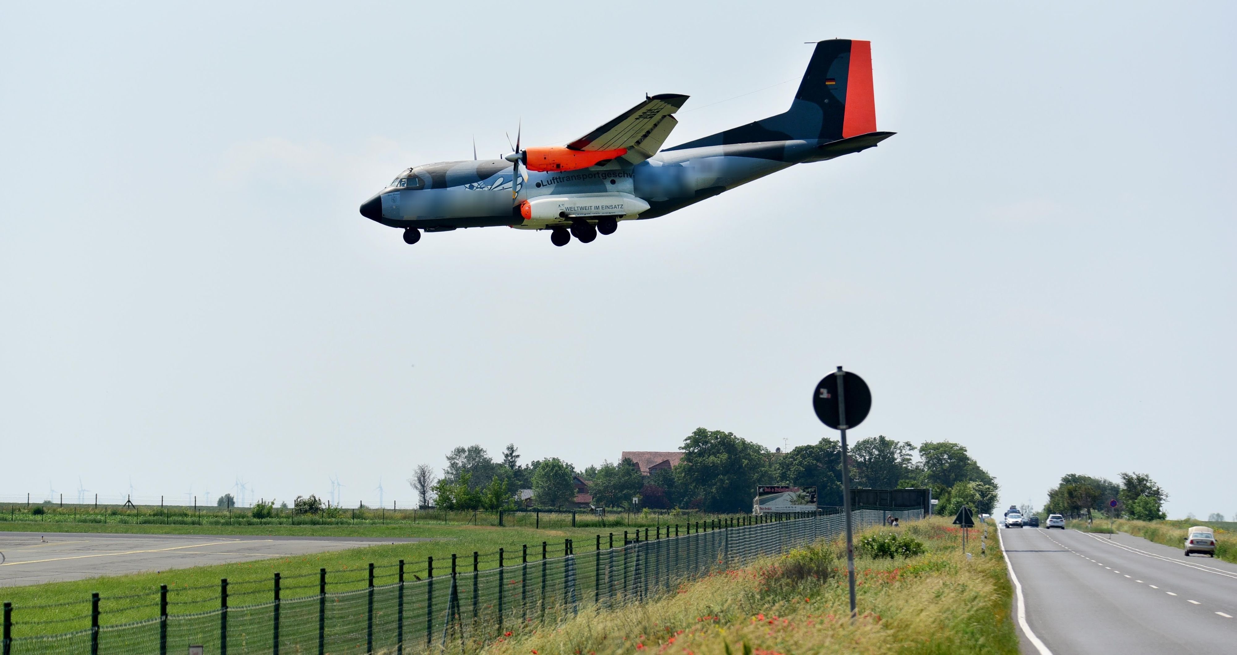Krach von Militärhubschraubern und Freizeitfliegern in Magdeburg: Rasenmähen verboten, aber Dauerlärm von Flugzeugen: Jetzt spricht der Bürgermeister