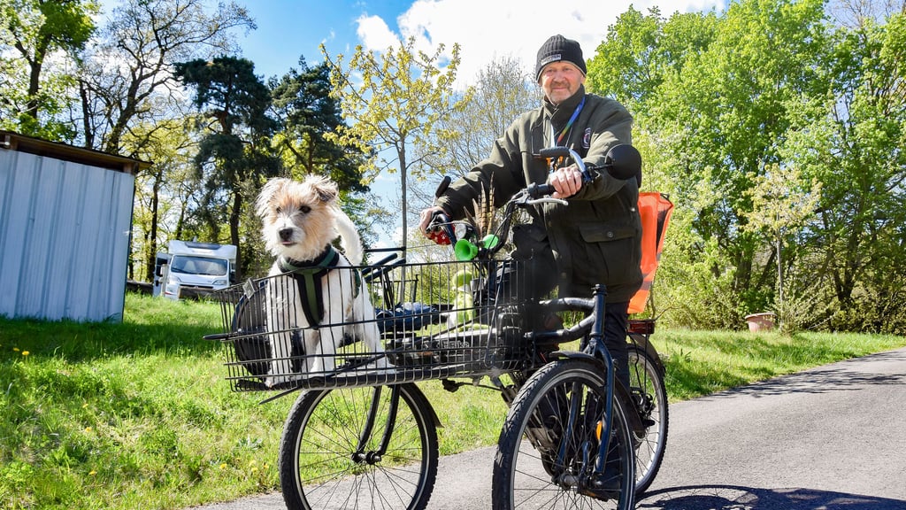 Co-Pilot Billi Bob stets an Bord – Klaus Schmittke und sein selbstgebautes Dreirad sind in Calvörde längst Kult.