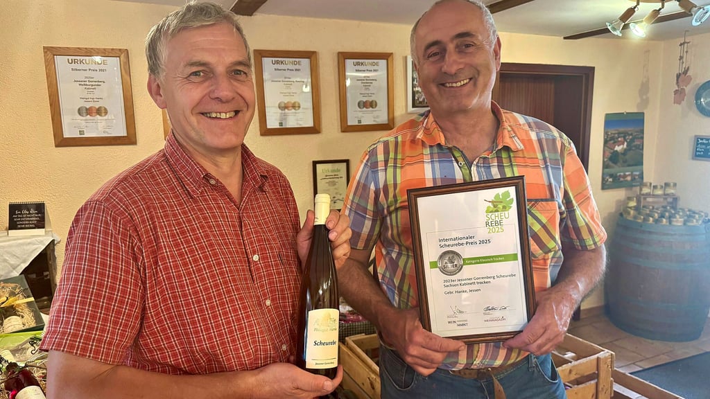 Ingo (links) und Frank Hanke freuen sich über den Gewinn  der  Silbermedaille  beim   internationalen  Scheurebe-Wettbewerb.