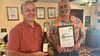 Ingo (links) und Frank Hanke freuen sich über den Gewinn  der  Silbermedaille  beim   internationalen  Scheurebe-Wettbewerb.