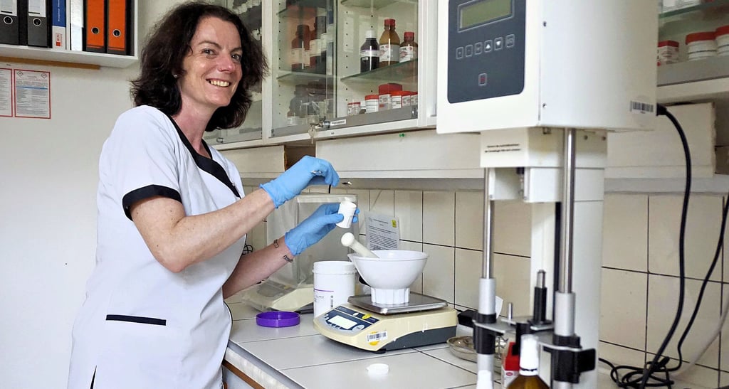 Apotheken-Inhaberin Diana Theumer im Labor beim Anmischen der Rezeptur für eine individuelle Salbe.