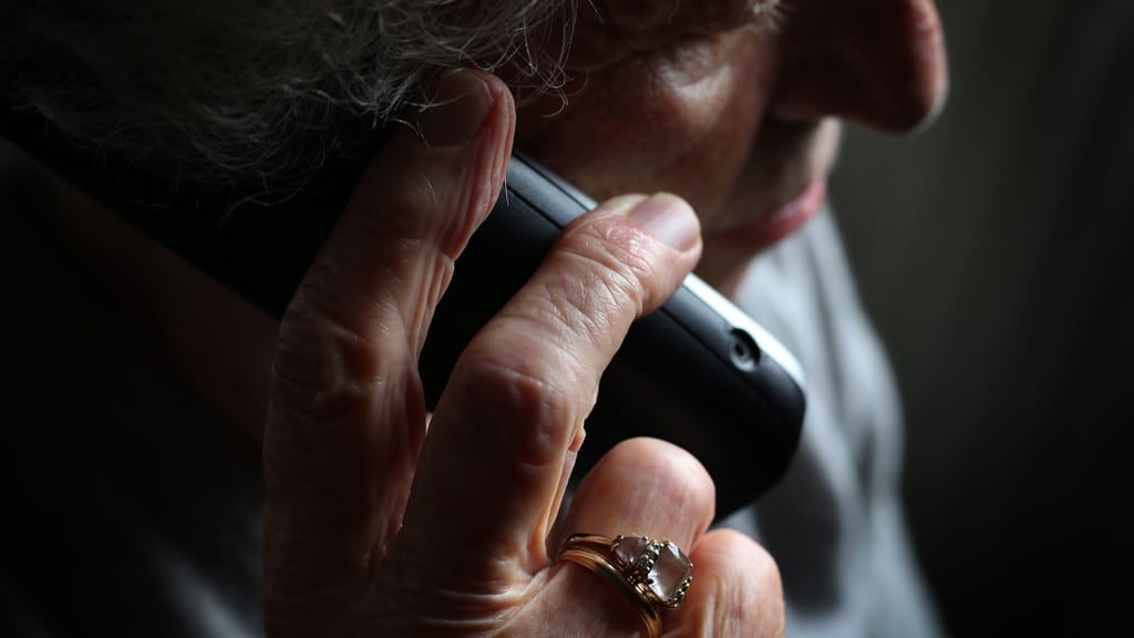 Eine 87-Jährige ist am Telefon auf einen Betrüger hereingefallen.