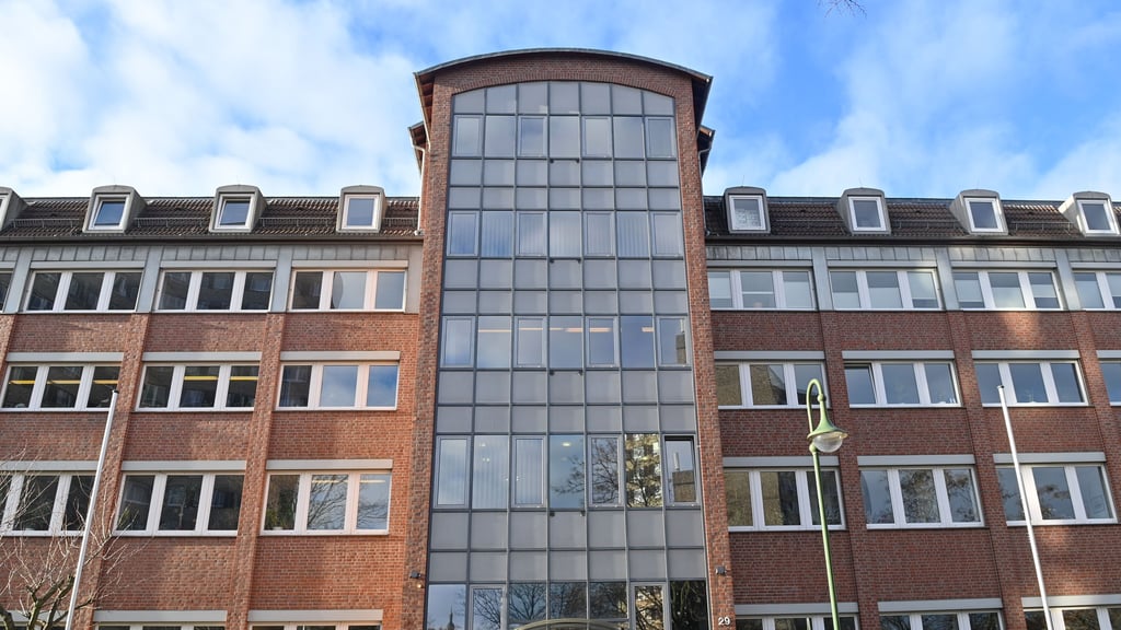 Der Angeklagte muss sich vor dem Landgericht Dessau wegen versuchten Mordes und Brandstiftung verantworten.