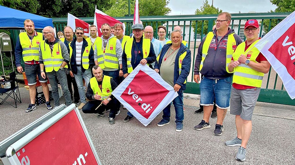 Die Streikenden versammelten sich vor den Toren der KVG Salzland in Bernburg. 