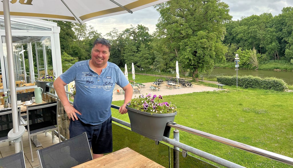 Mit Biergarten und Terrasse hat Sven Weber viele Möglichkeiten, seine Gäste im Außenbereich des Bootshauses Merseburg zu empfangen.