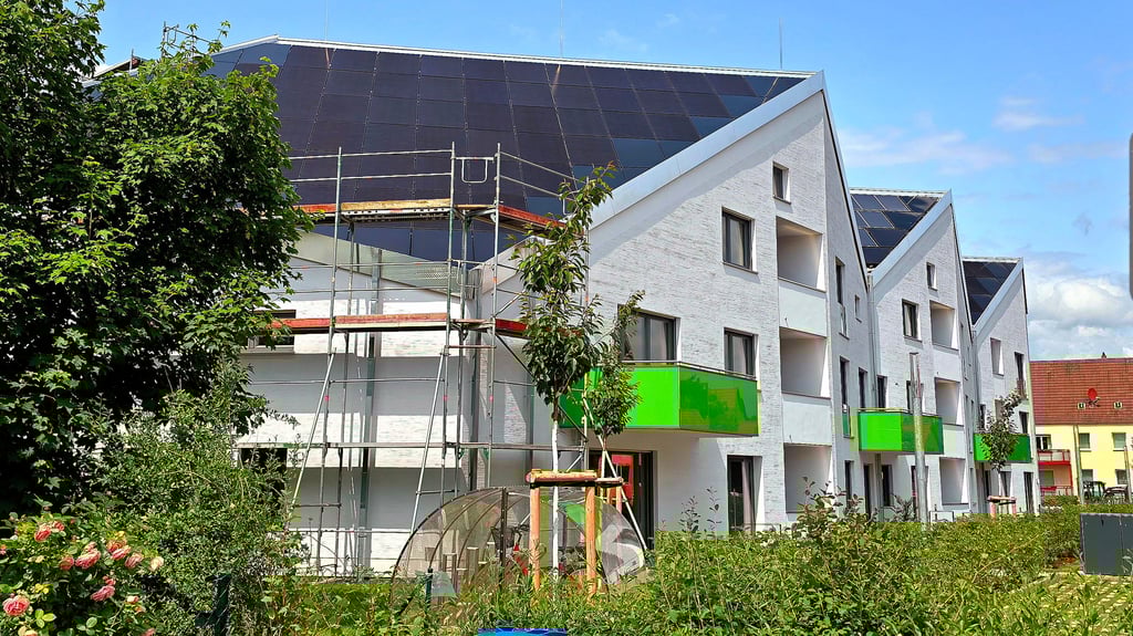Wernigerodes Sonnenhaus ist wieder eingerüstet. Das energieautarke Mehrfamilienhaus mit Solarplatten auf den Dachflächen wurde im April 2025 eingeweiht.