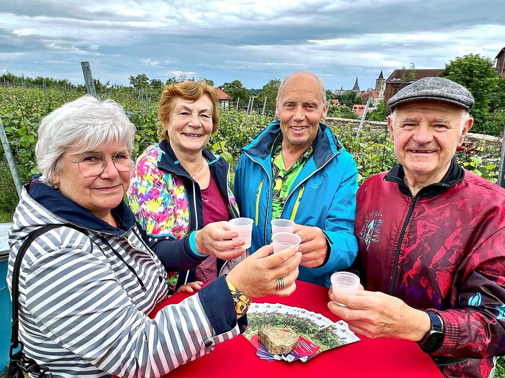 Birgit Baumann, Christine und Holger Judenhahn sowie Helmut Niemiec stoßen mit einem Becher an. 