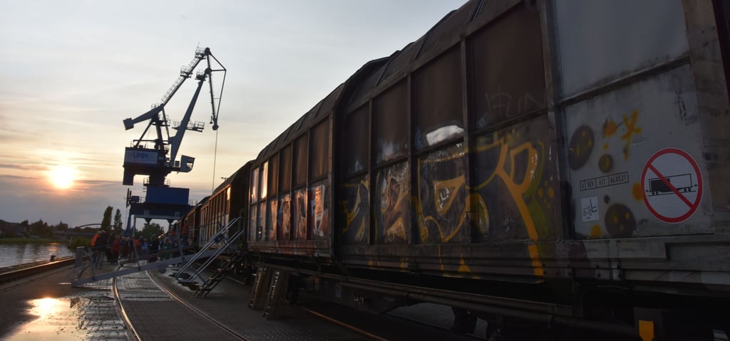 Romantischer Sonnenuntergang am Umschlag- und Handelsgesellschaft Haldensleben in Haldensleben.