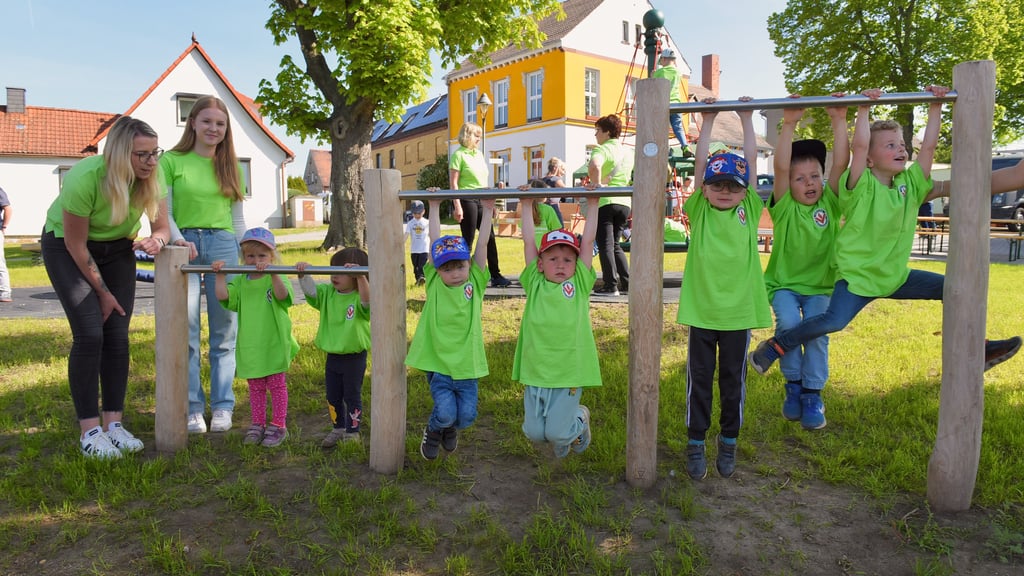 Kürzlich wurde ein neuer Aktivspielplatz in Benndorf eingeweiht. Mit der Gründung einer Kinderfeuerwehr wird ein nächstes Angebot für den Nachwuchs im Ort unterbreitet.