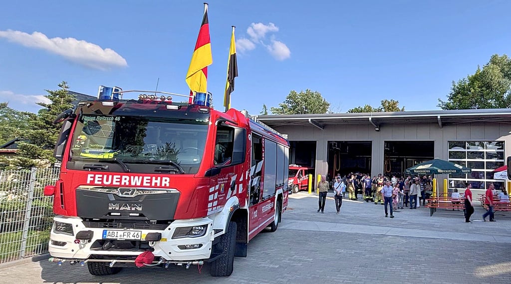 Neues Fahrzeug, neue Halle: Am Dienstag konnten die beiden Anschaffungen für die Roitzscher Feuerwehr in Augenschein genommen werden.