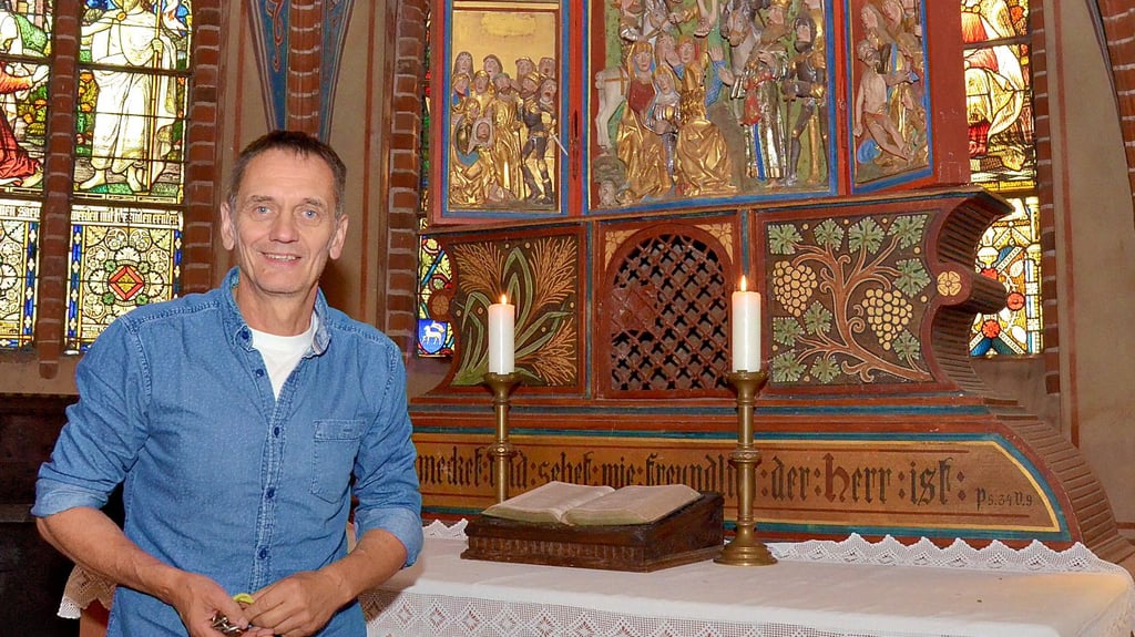 Der Platz am Altar ist für Pfarrer Silvio Scholz der Lieblingsort in der Dährer St.-Andreas-Kirche.