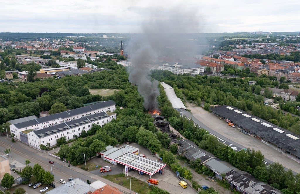 Der Zustand des Gebäudes macht eine schnelle Brandbekämpfung schwierig.
