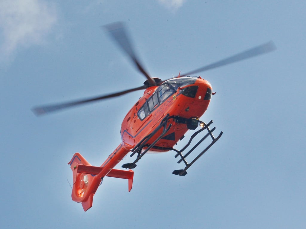 Mit einem Rettungshubschrauber wird die schwer verletzte Radfahrerin in eine Klinik gebracht (Symbolbild).