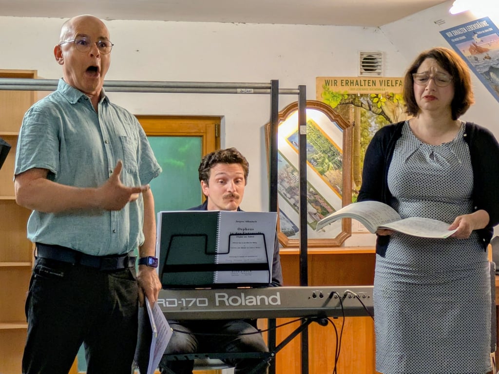 Im Rahmen der Pressekonferenz zum Schönebecker Operettensommer verschafften Eberhard Francesco Lorenz (l.) und Miriam Sabba einen gesanglichen Vorgeschmack auf die Operette „Orpheus in der Unterwelt“. Dionysis Pantis begleitete sie musikalisch am Klavier.