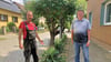 Überrascht und verärgert über Behördenpost:  Axel Freydank (l.) und Bernd Herrmann sollen die in Piesteritz am Straßenrand gepflanzen Yuccas entfernen.