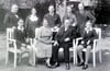 Familienfoto von 1934 zur Bar Mizwa-Feier der Zwillinge von Alice (rechts und links sitzend); sitzend in der Mitte Hedwig und Ludwig; stehend Walter Hesse, Ehemann von Alice, Alice, Herbert, Dr. Ingeborg Gumpel, Dr. Max Gumpel; das Foto entstand im damaligen Garten der Familie, heute Schalterhalle der Sparkasse Bernburg