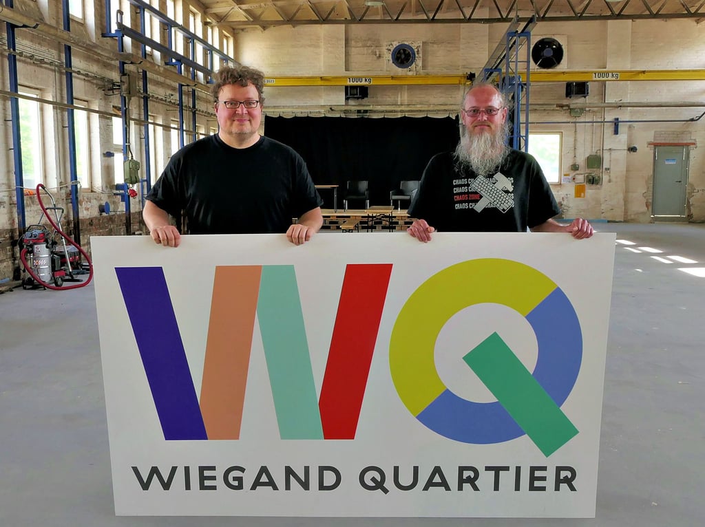 Roberto Hoffmann und Frank Schulz präsentieren Logo und Veranstaltungshalle