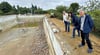 Landtagsabgeordneter Markus Kurze, Möckerns Stadtchefin Doreen Krüger und Ziepels Ortschaftsratsmitglied Torsten Domanetzki im Freibad Ziepel.