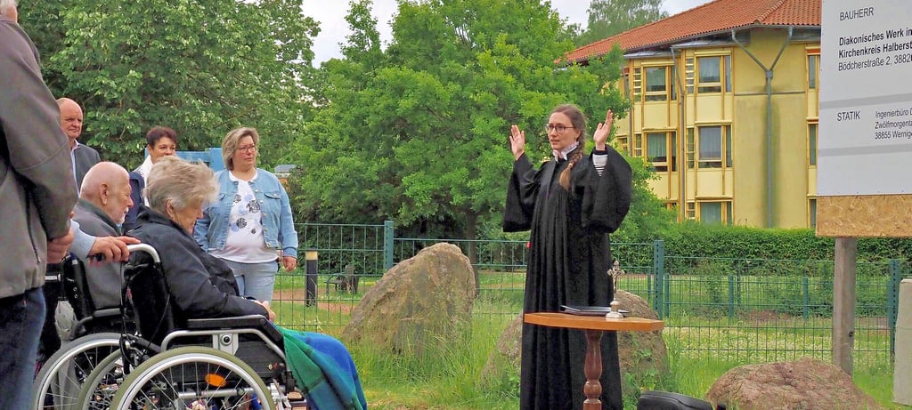 Pfarrerin Marie-Luise Gloger aus Veckenstedt hielt am gestrigen Freitag anlässlich des Baubeginns eine Andacht vor dem Bauschild.