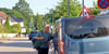 Polizeibeamter Steffen Zarschler ist hier zivil vor der Grundschule Möser im Einsatz und spricht mit einem Autofahrer, der den Weg für den Schulbus versperrt. 
