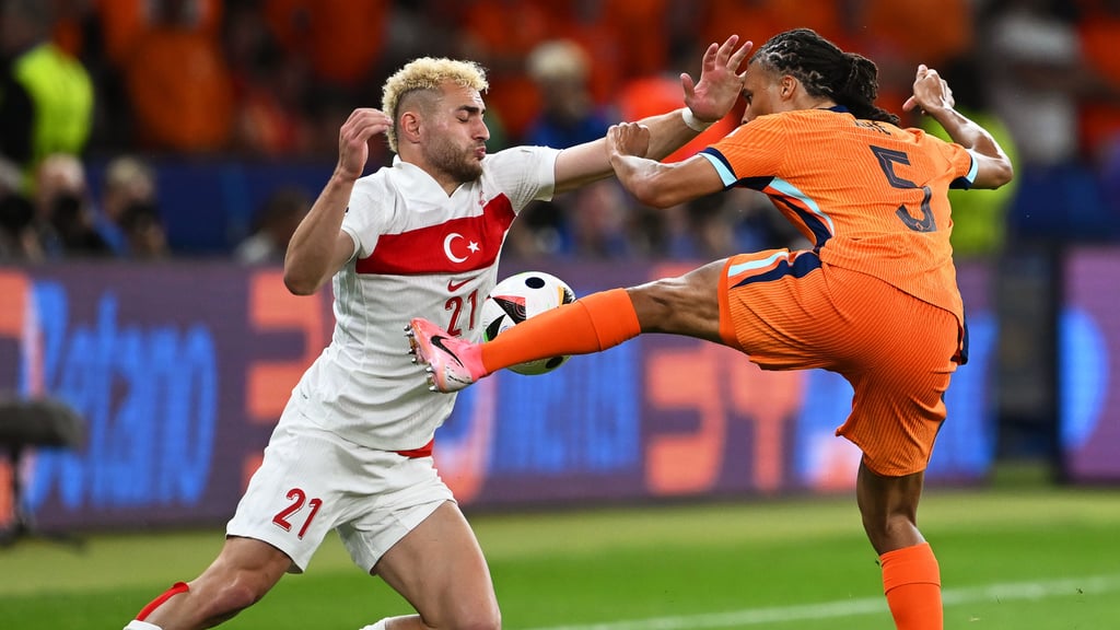 Baris Yilmaz (.) und Nathan Aké von den Niederlanden kämpfen bei der EM um den Ball.