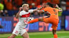 Baris Yilmaz (.) und Nathan Aké von den Niederlanden kämpfen bei der EM um den Ball.