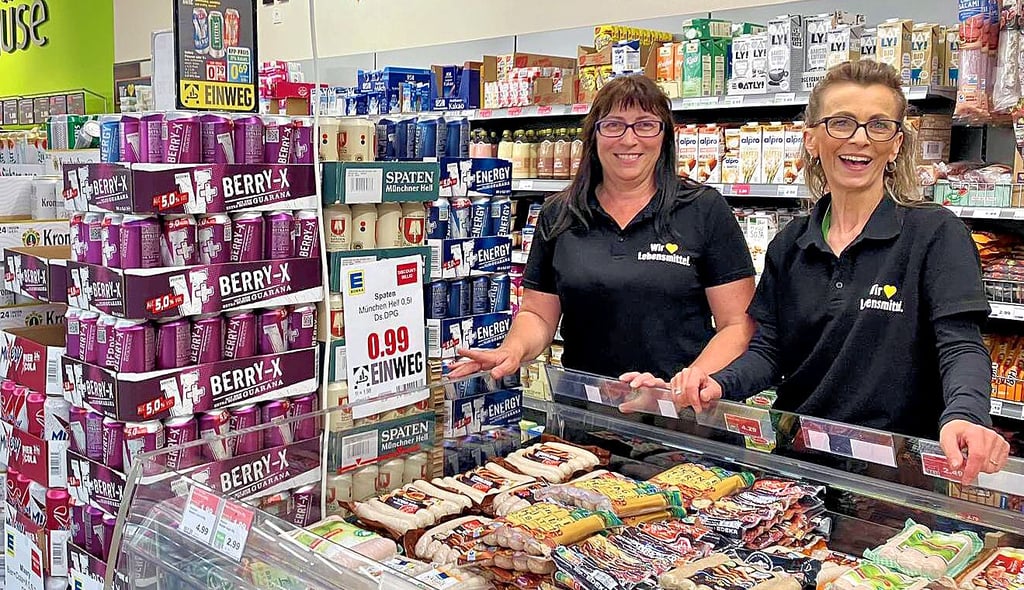 Die Leiterin von Edeka Döring Diana Töpfer (l.) und ihre Stellvertreterin Yvette Reißner haben ordentlich für die Besucher vorgesorgt.