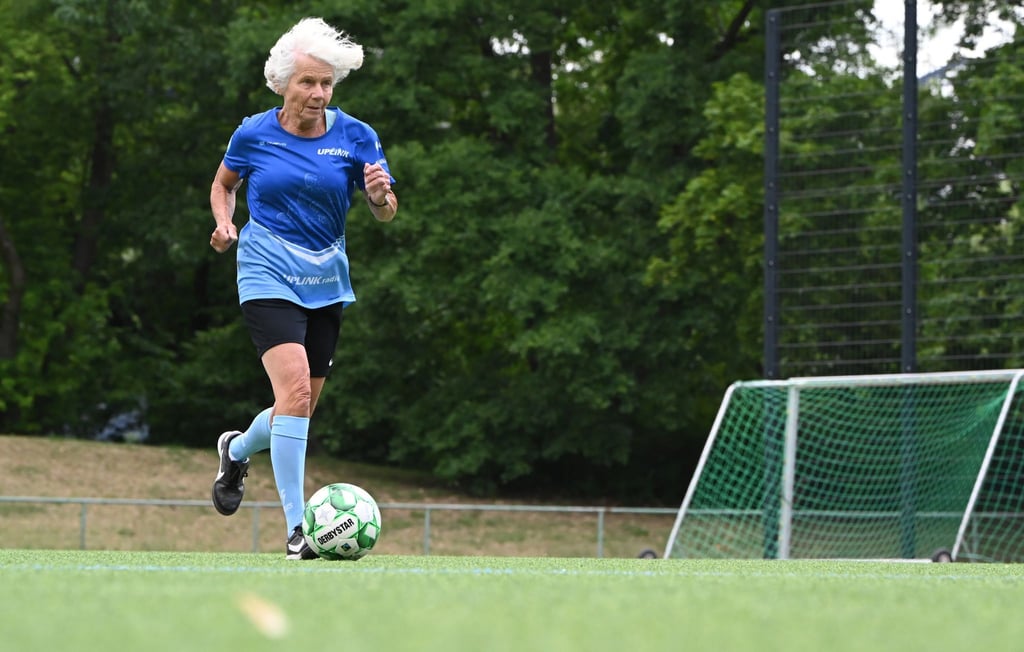 Als eine der ältesten deutschen Fußballspielerinnen trainiert Karin Walk zweimal die Woche.