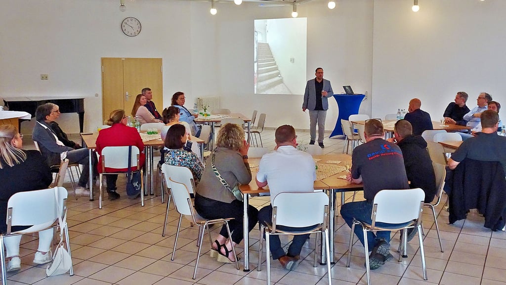 Sponsoren und Handwerker lernten die beiden Projekte vor.