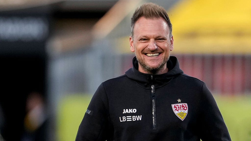 Markus Fiedler trainiert die zweite Mannschaft vom VfB Stuttgart. Er wird beim 1. FC Magdeburg als Nachfolger von Christian Titz gehandelt.
