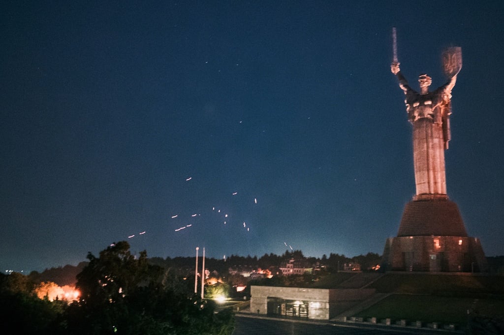 Die ukrainische Flugabwehr nimmt russische Drohnen am Himmel über Kiew unter Beschuss.