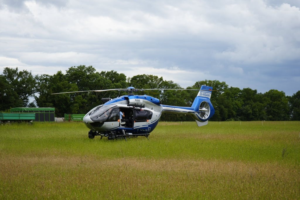 Kanu auf der Elbe kekentert: Auch ein Hubschrauber war im Einsatz.