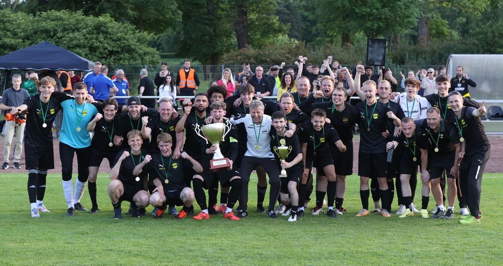 Hatten allen Grund zum Jubel: Der TuS 1860 hat zum dritten Mal seit 1990 den Stadtpokal gewonnen – einmal triumphierte die zweite, zweimal die erste Mannschaft. Nach erfolglosen Wochen in der Landesklasse sorgten zwei Treffer in den letzten 15 Minuten für den wichtigstens Sieg der Saison.