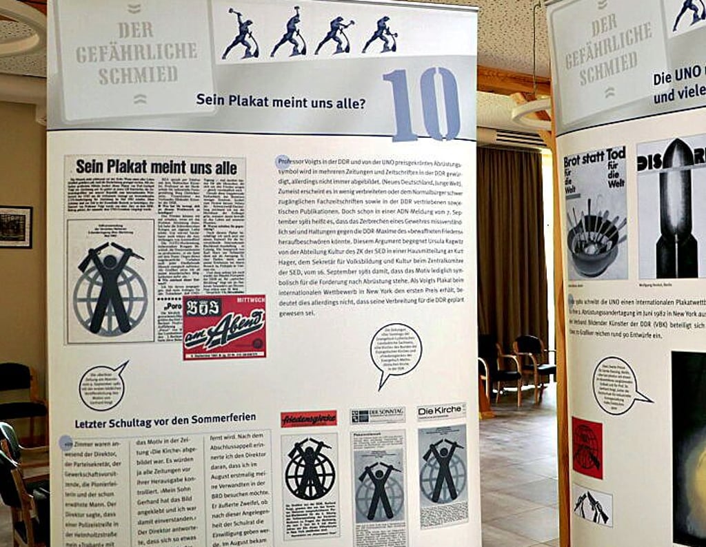 Ein Detail der Schau: Symbole der Friedensaktivisten werden erläutert.