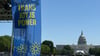 „Trans joy is power“ steht auf einem Banner an einer Bühne vor dem Kapitol am ersten Tag der Worldpride.